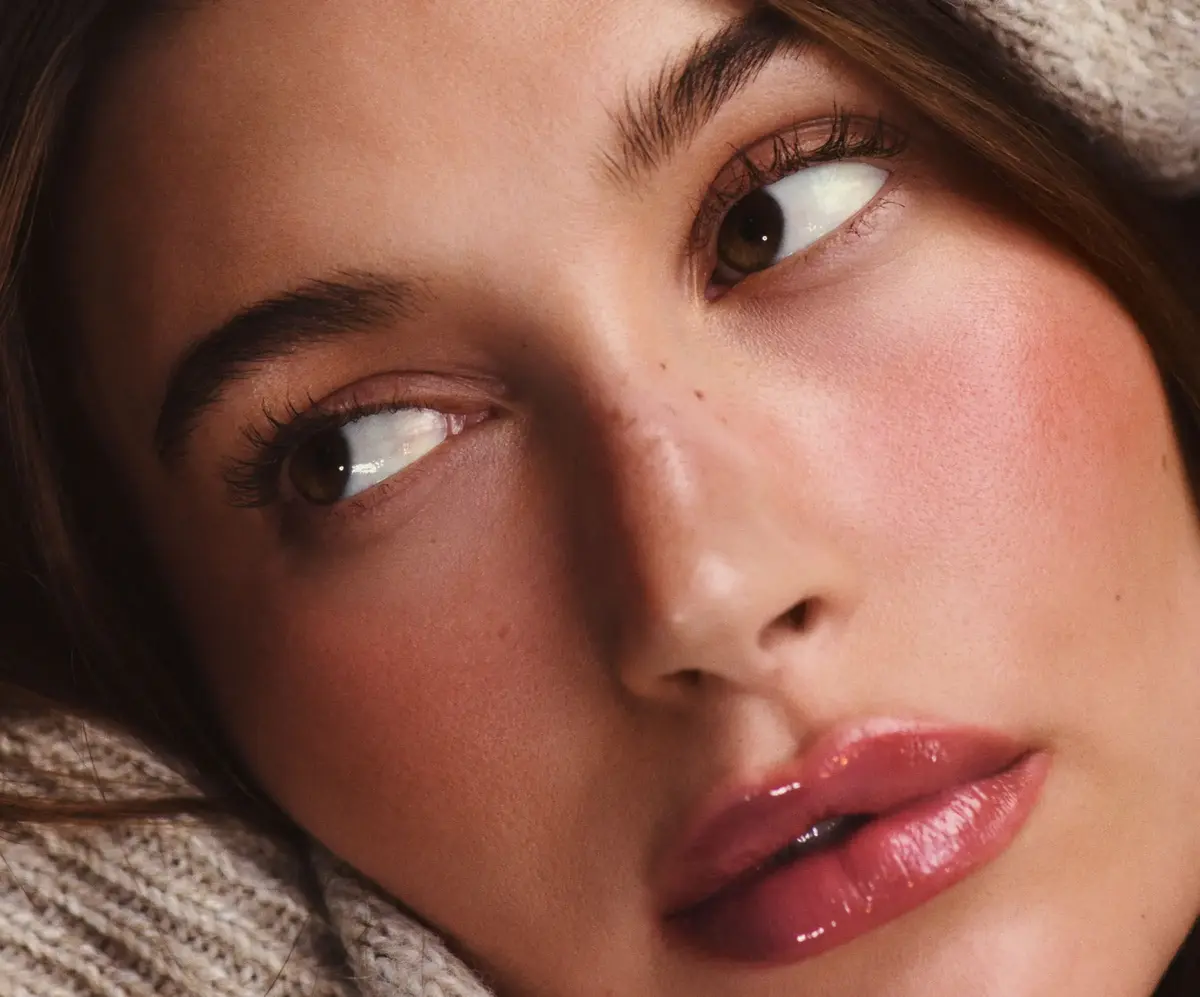 Хейли Бибер с румянами Rhode, anti-blush