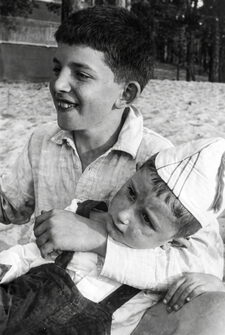 Аркадий и Борис Стругацкие. Лето 1939г.  Фото: Sovkinoarchive / Vostock Photo