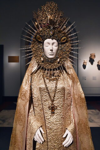 Выставка «Heavenly Bodies: Fashion and the Catholic Imagination», 2018