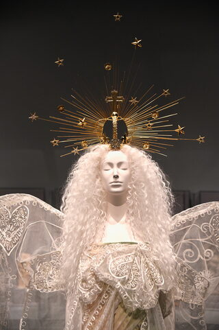 Выставка «Heavenly Bodies: Fashion and the Catholic Imagination», 2018