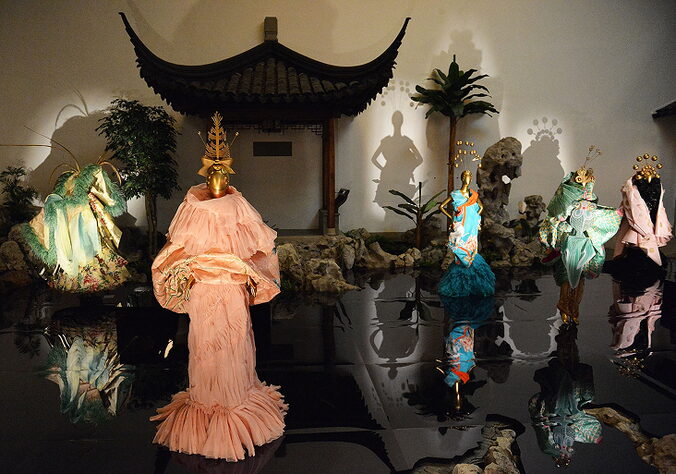 Выставка «China: Through the Looking Glass», 2015