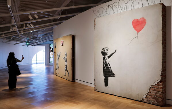 Работы Бэнкси No Ball Games и Girl With Balloon в Lucas Museum of Narrative Art