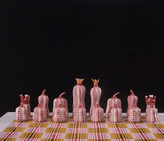 Яеи Кусама, Pumpkin Chess Set, 2003 Выставка «Искусство шахмат» в галерее Гари Татинцяна, 2006 © Gary Tatintsian Gallery