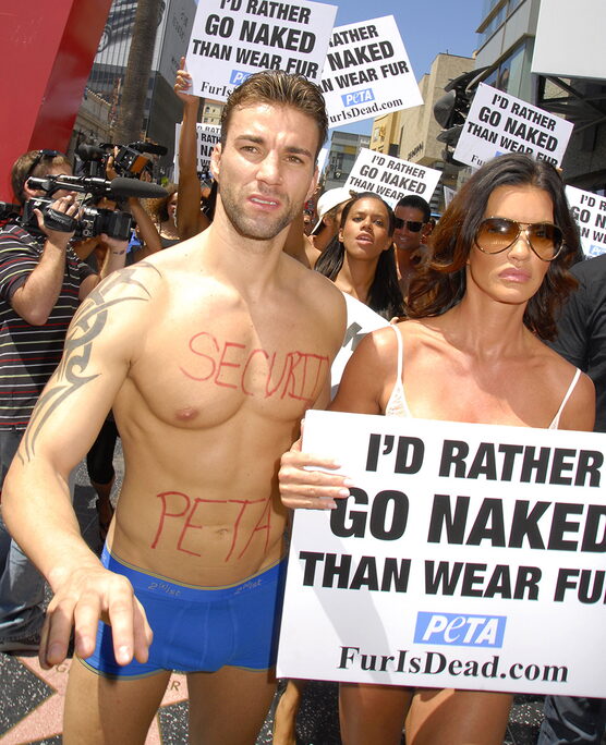 Дженис Дикинсон на протесте PETA I’d Rather Go Naked Than Wear Fur, 2007