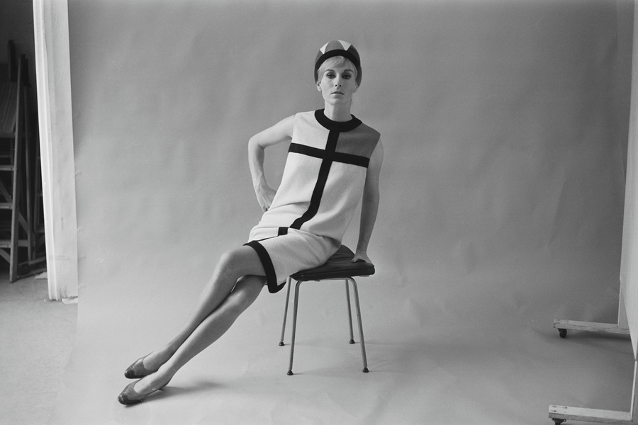 Модель в платье из коллекции Ива Сен-Лорана, посвященной Мондриану, 1965