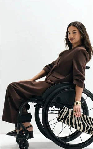 Asos запустил первую коллекцию одежды для людей с инвалидностью