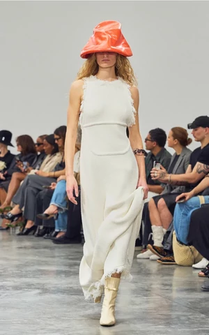 Courrèges смотрит в будущее, Carven — в пространный пресс-релиз. Два дебюта Недели моды в Париже