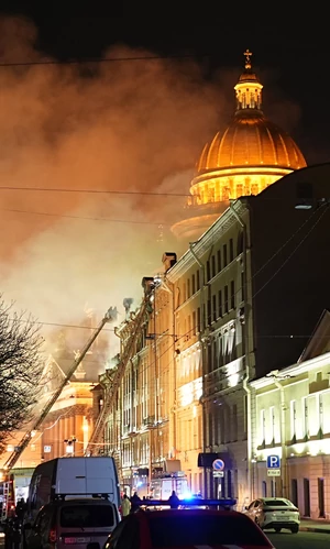 В Петербурге спустя сутки потушили пожар в особняке на Исаакиевской площади