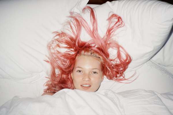 Юрген Теллер, Young Pink Kate London 1998 © Juergen Teller, All Rights Reserved