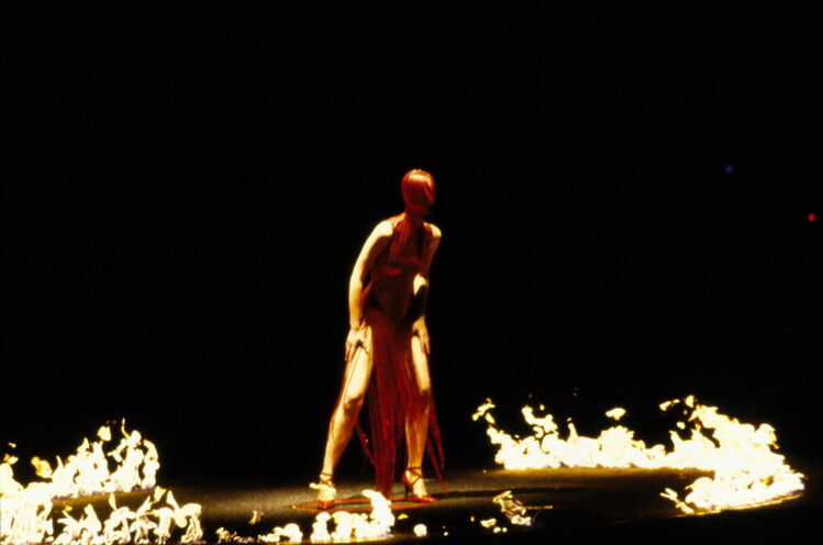 Alexander McQueen, осень-зима 1998/1999 Фото: Guy Marineau, Vogue © Condé Nast