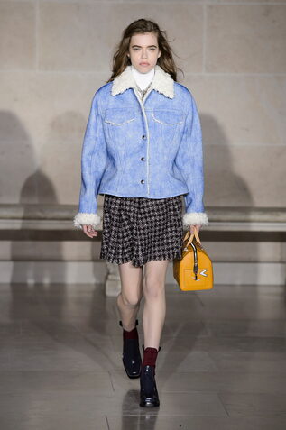 Маша Скокова на показе Louis Vuitton осень-зима 2017