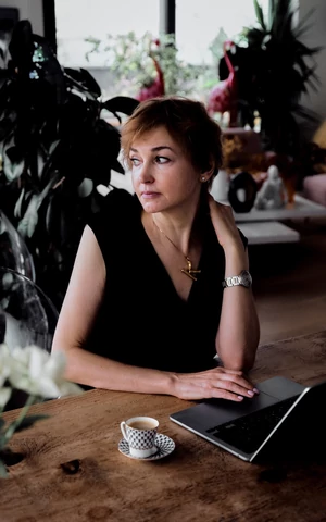 Мера всех вещей. Карина Добротворская выпустила книгу «В чем я была?» и дала интервью Ксении Соловьевой
