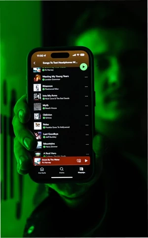 Со Spotify удалили более 50 млн ИИ-треков