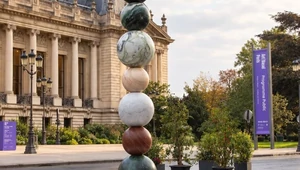 «Вавилонскую башню» из каменных шаров досрочно уберут с Art Basel в Париже из-за протестов
