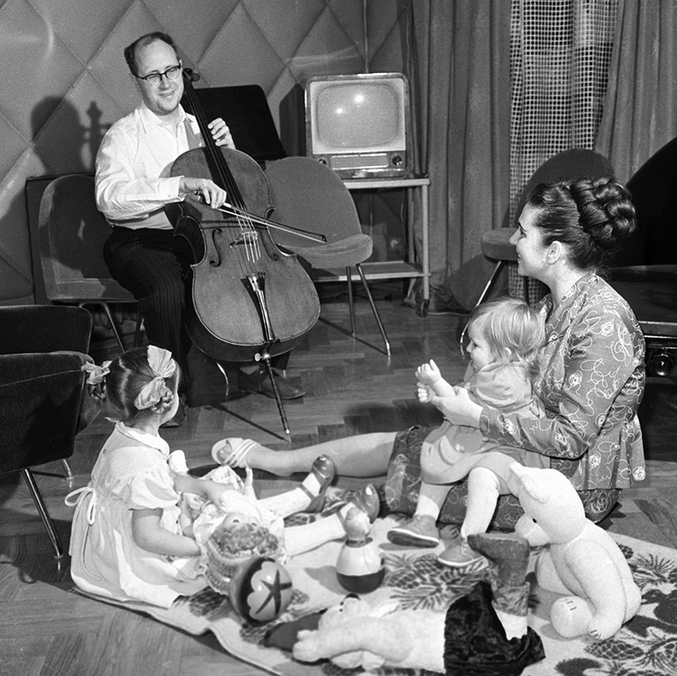 С Мстиславом Ростроповичем и дочерьми, 1959