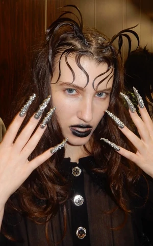 Ведьмы в моде. Как повторить макияж, прически и маникюр в эстетике witchcore