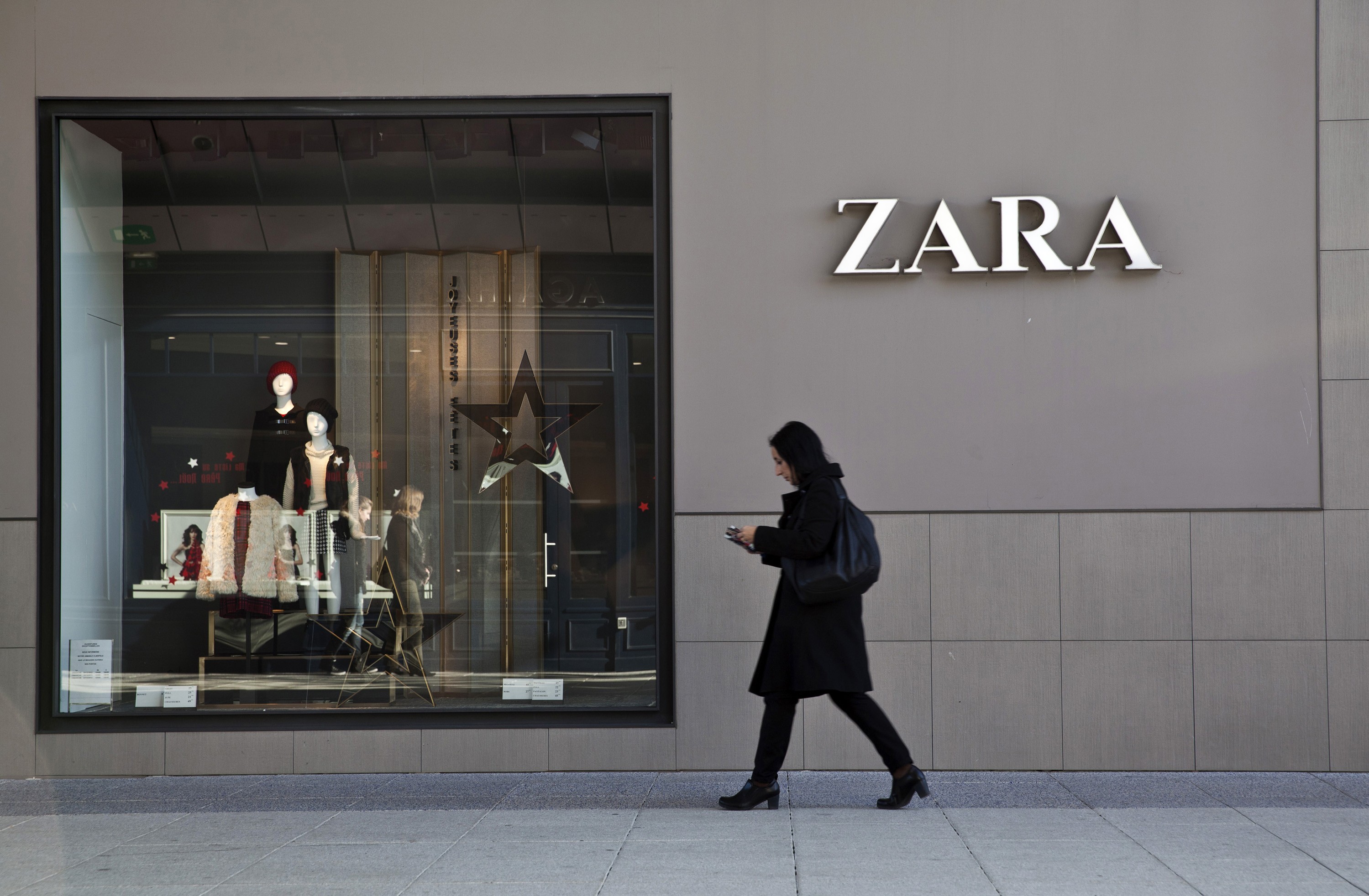 Имя витрина. Первый магазин Zara в Испании. Zara магазин.