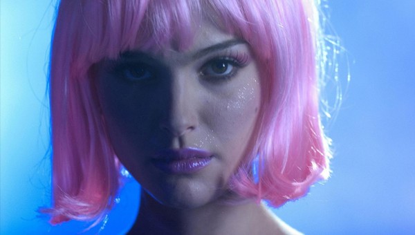 Урок макияжа от Натали Портман: розовые волосы и неоновый блеск