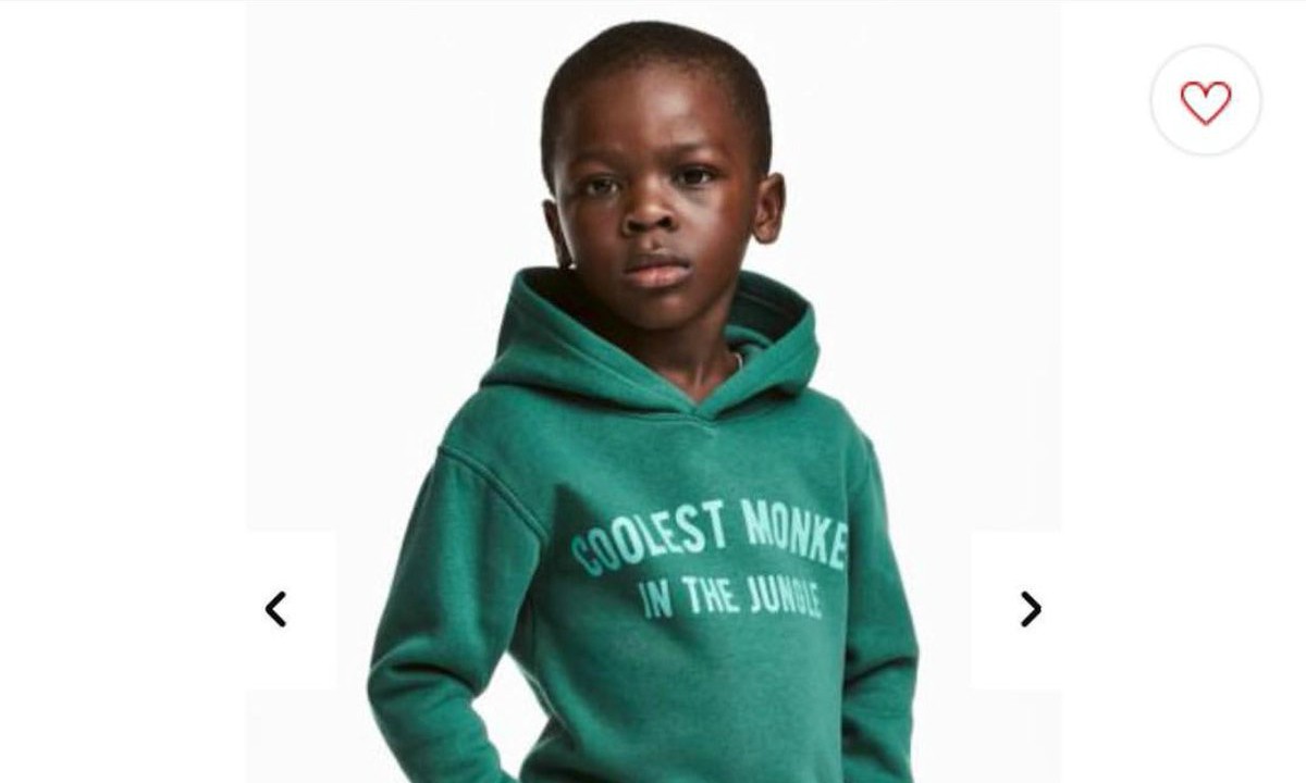 H&M извинились за расистскую фотографию на сайте