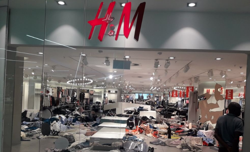 В Южной Африке разгромили магазины H&M
