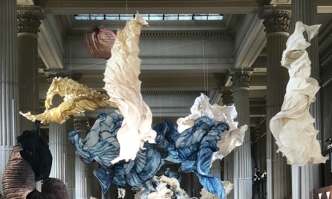 Парящие инсталляции и платья-скульптуры на показе Iris van Herpen