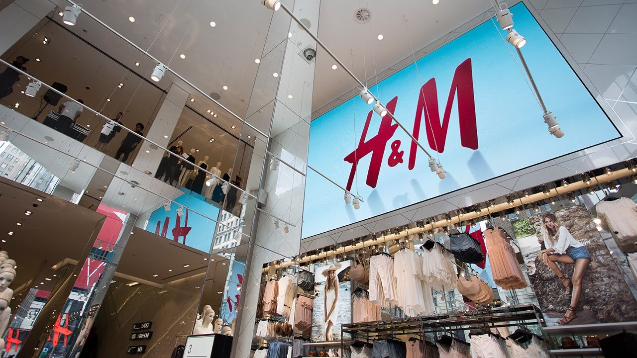Продажи H&M рекордно упали за прошедший год
