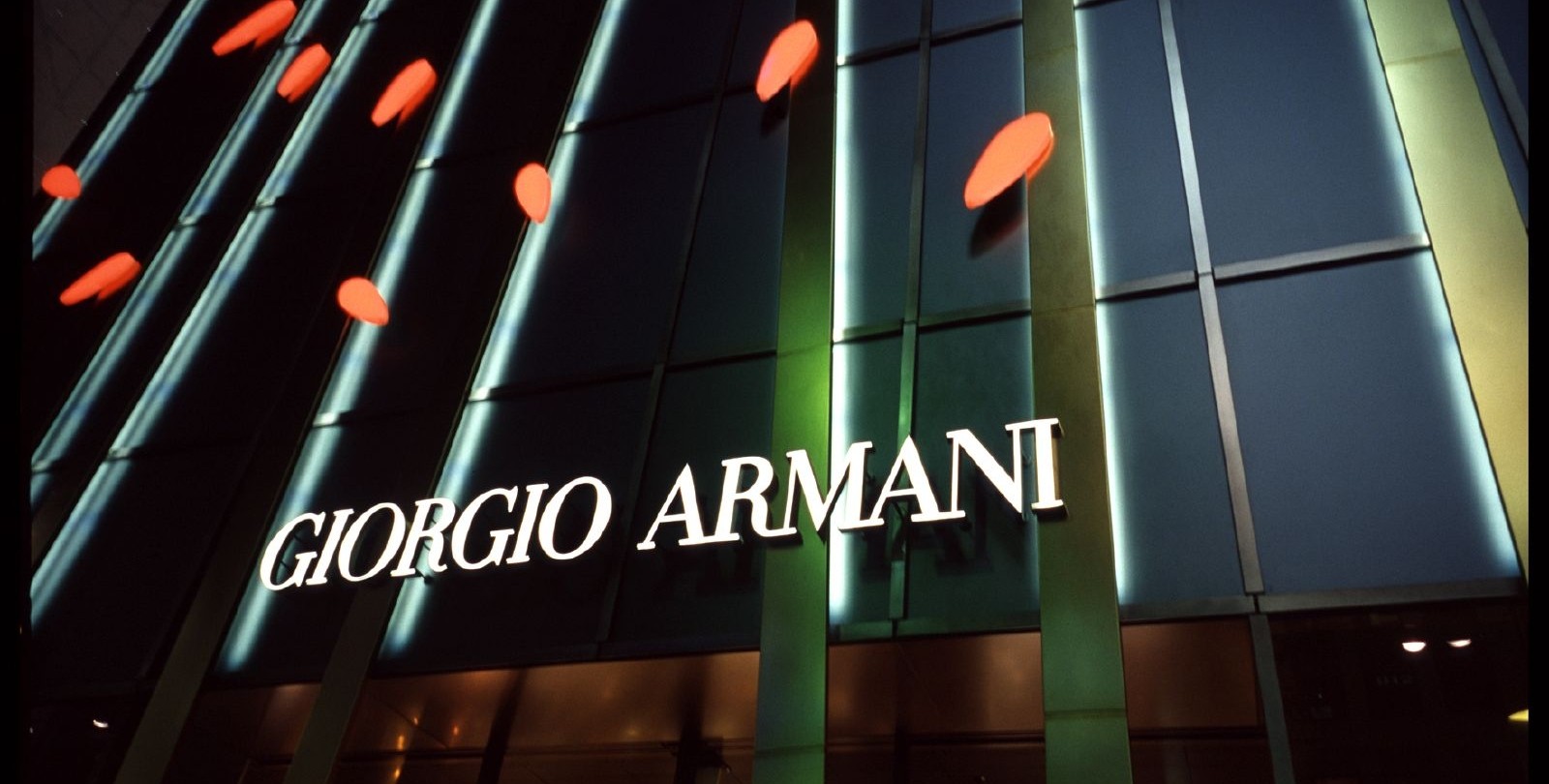 Японская школа собирается ввести форму от Giorgio Armani