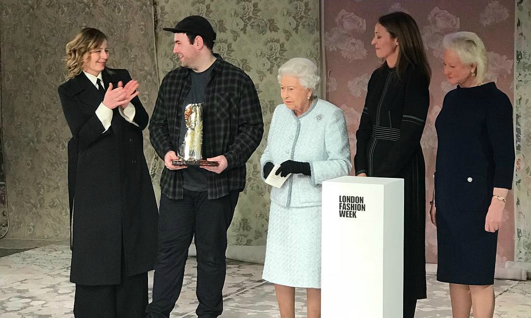Королева Великобритании наградила дизайнера Ричарда Куинна