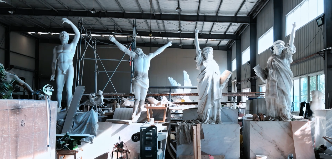 Gucci и скульптор Маурицио Каттелан проведут выставку в Китае
