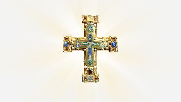 От креста Chanel до распятий Маккуина: главные католические символы в моде