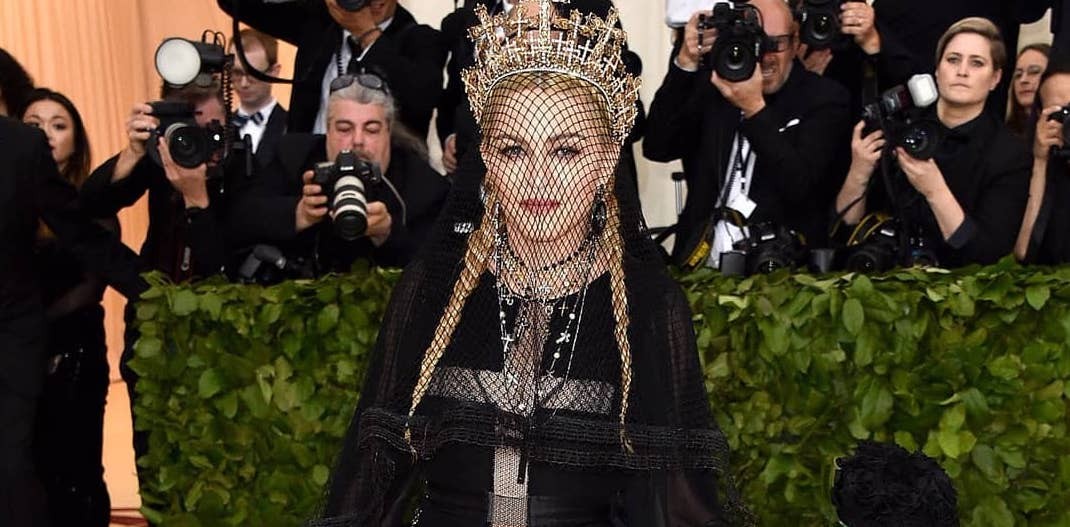 Мадонна появилась на MET Gala в вуали и с букетом черных роз в руках