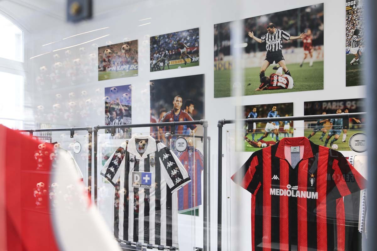 В парижском концепт-сторе Montaigne Market открылась выставка футбольной формы