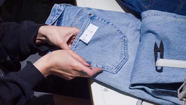 Как делаются джинсы Ksenia Schnaider, которые вы видели в стритстайл-отчетах