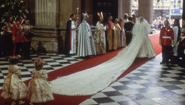Голубой или белый? В каких платьях выходили замуж в королевской семье (и почему)