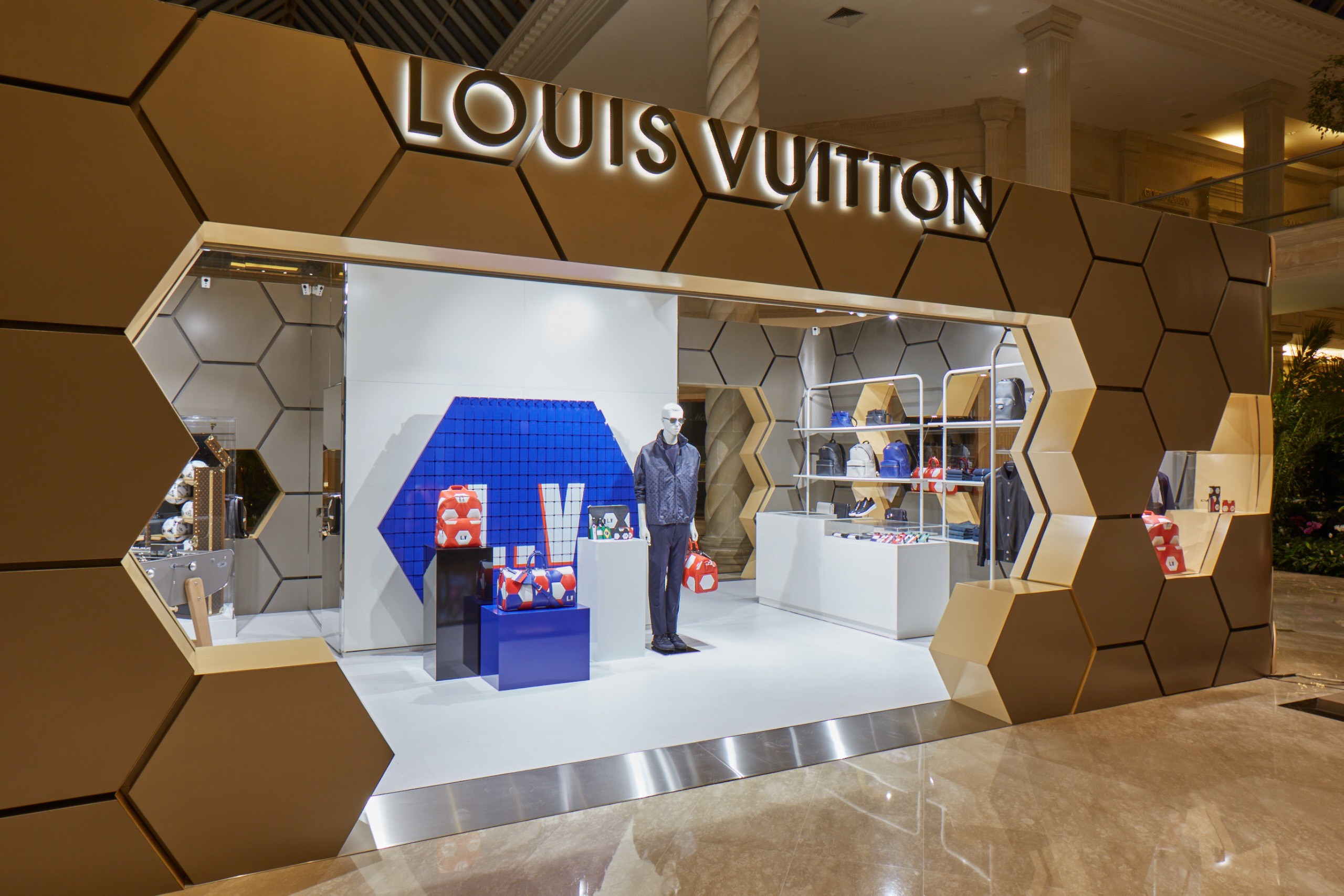 Louis Vuitton открывают футбольный поп-ап магазин в Москве