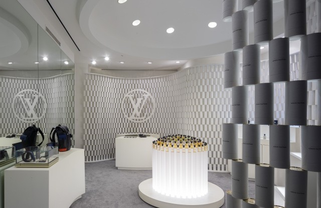 Louis Vuitton сделали поп-ап магазин из упаковок духов