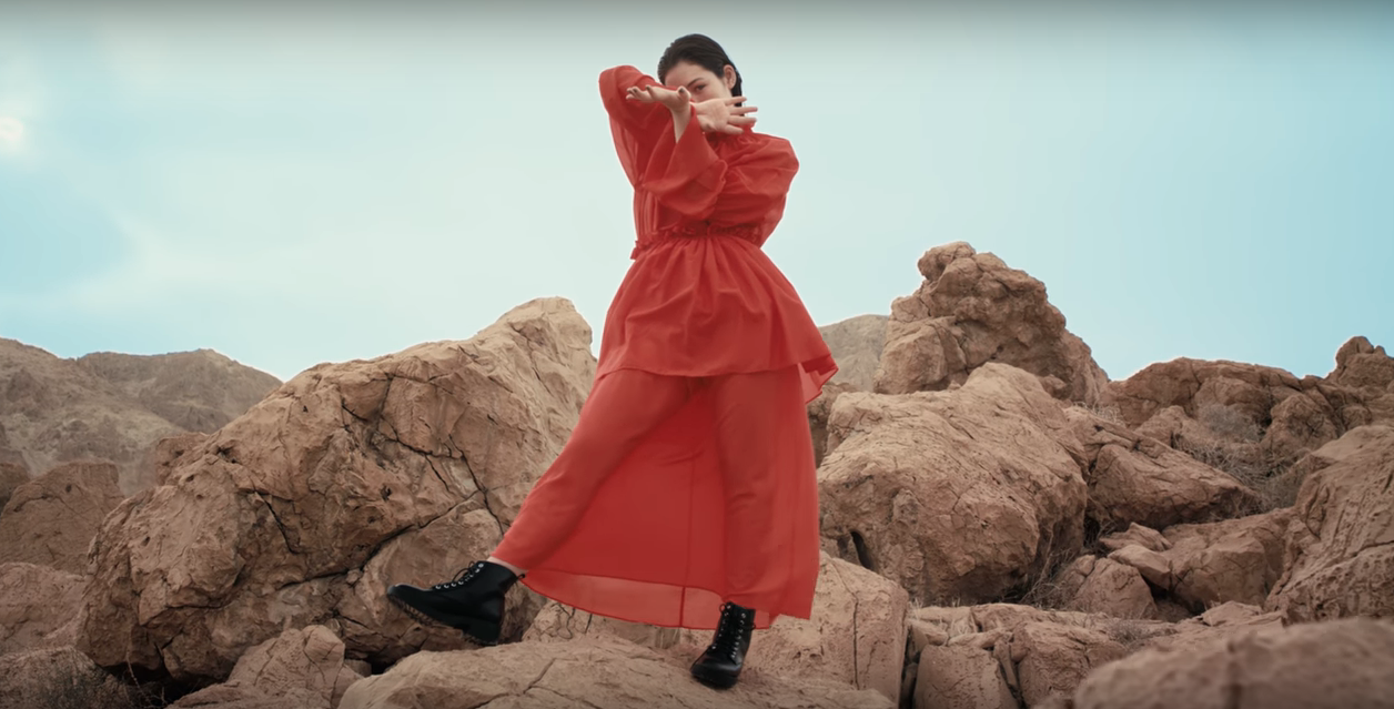 Летающие платья и пустыня Мертвого моря в новом видео Alisa Kuzemabeva