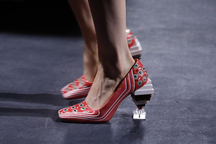 Туфли с архитектурными каблуками на показе Fendi