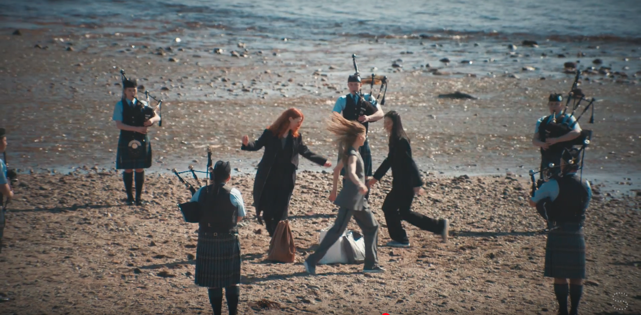 Танцы на пляже и волынщики в новом видео Stella McCartney