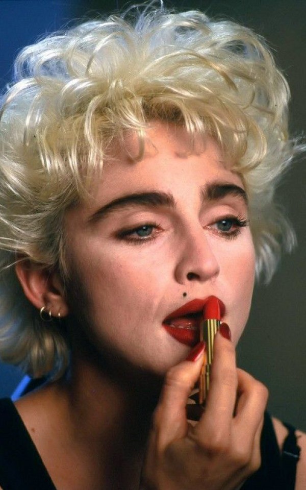 Брови, челка, красная помада: все, что нужно знать о beauty-экспериментах Мадонны