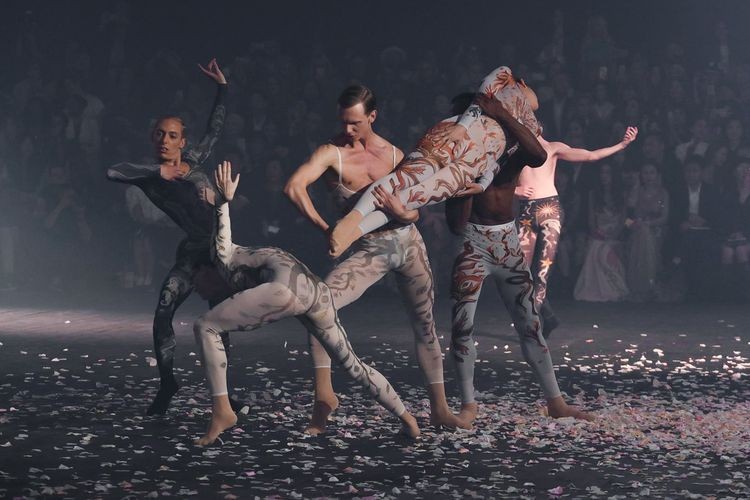 Выступление израильских танцоров на показе Dior