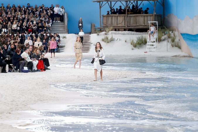 Модели ходят босиком по песку на показе Chanel