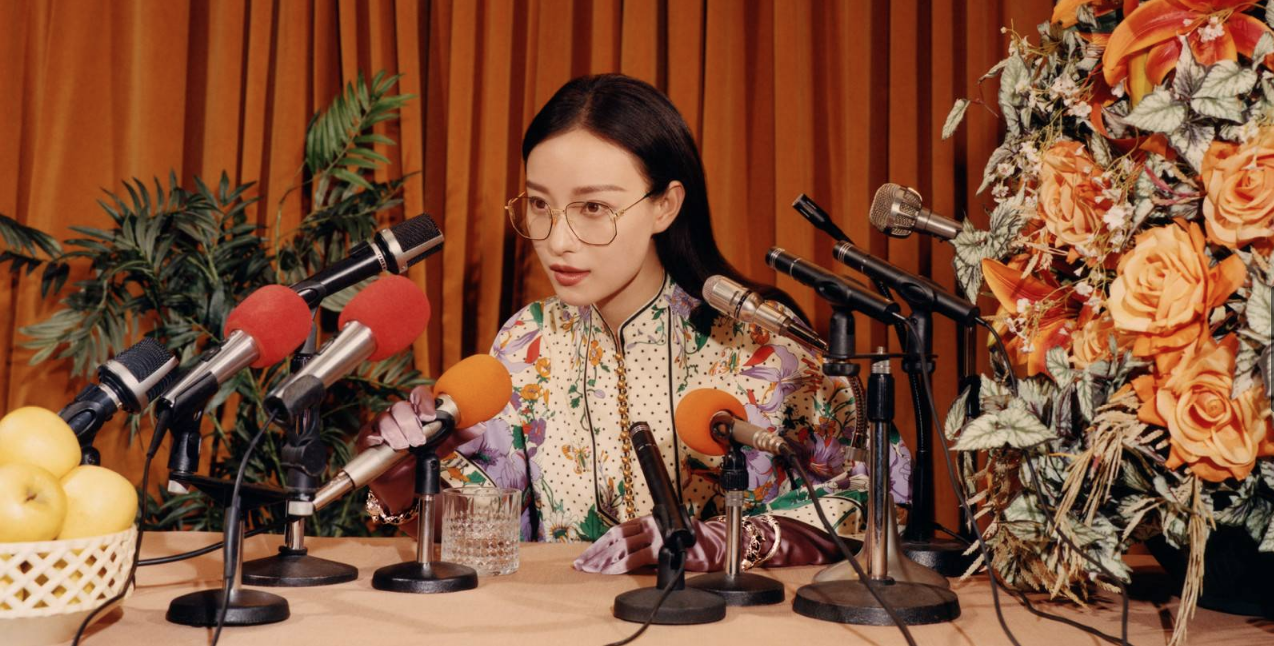 Голливудская пресс-конференция семидесятых в кампании Gucci Eyewear