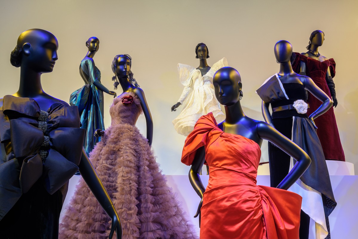 В Филадельфии открылась масштабная выставка об истории моды XX века
