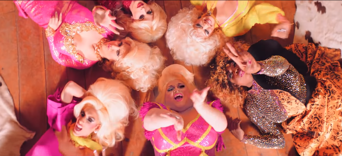 Посмотрите, как звезды RuPaul''s Drag Race исполняют песню Долли Партон Jolene