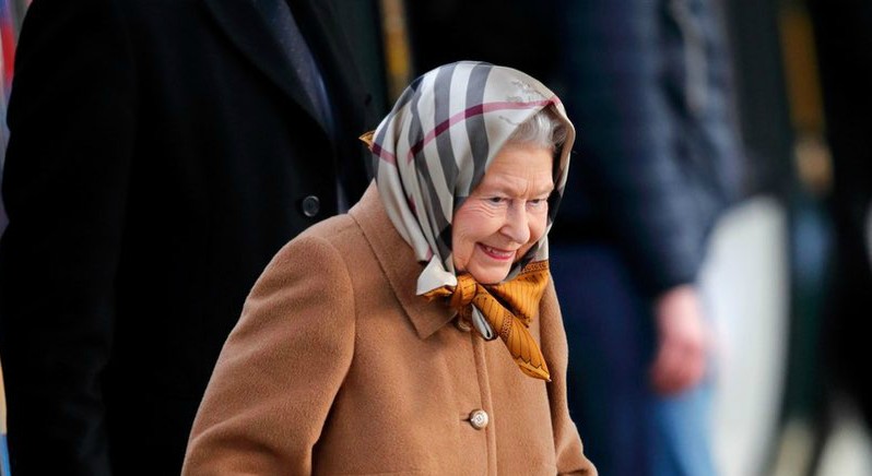 Посмотрите, как королева Елизавета II носит платок Burberry