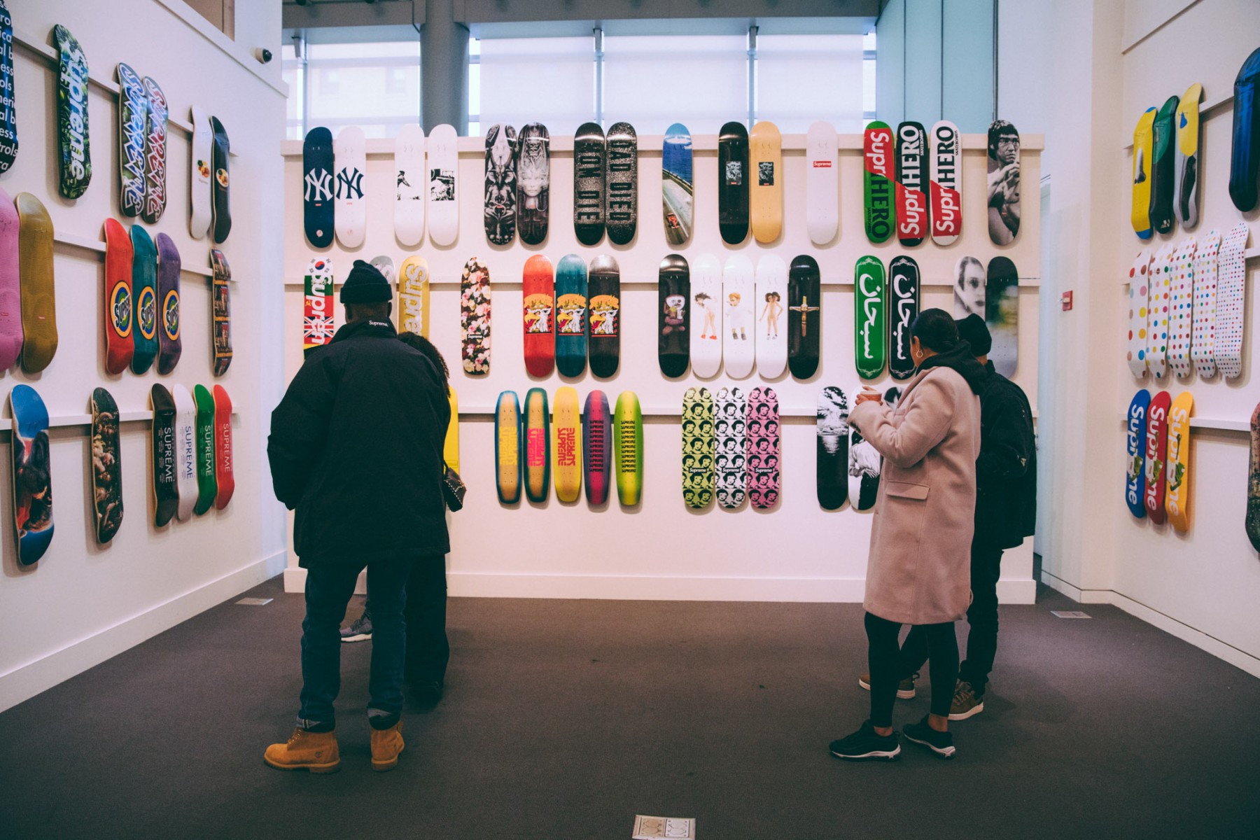 В Нью-Йорке откроется выставка скейтбордов Supreme 