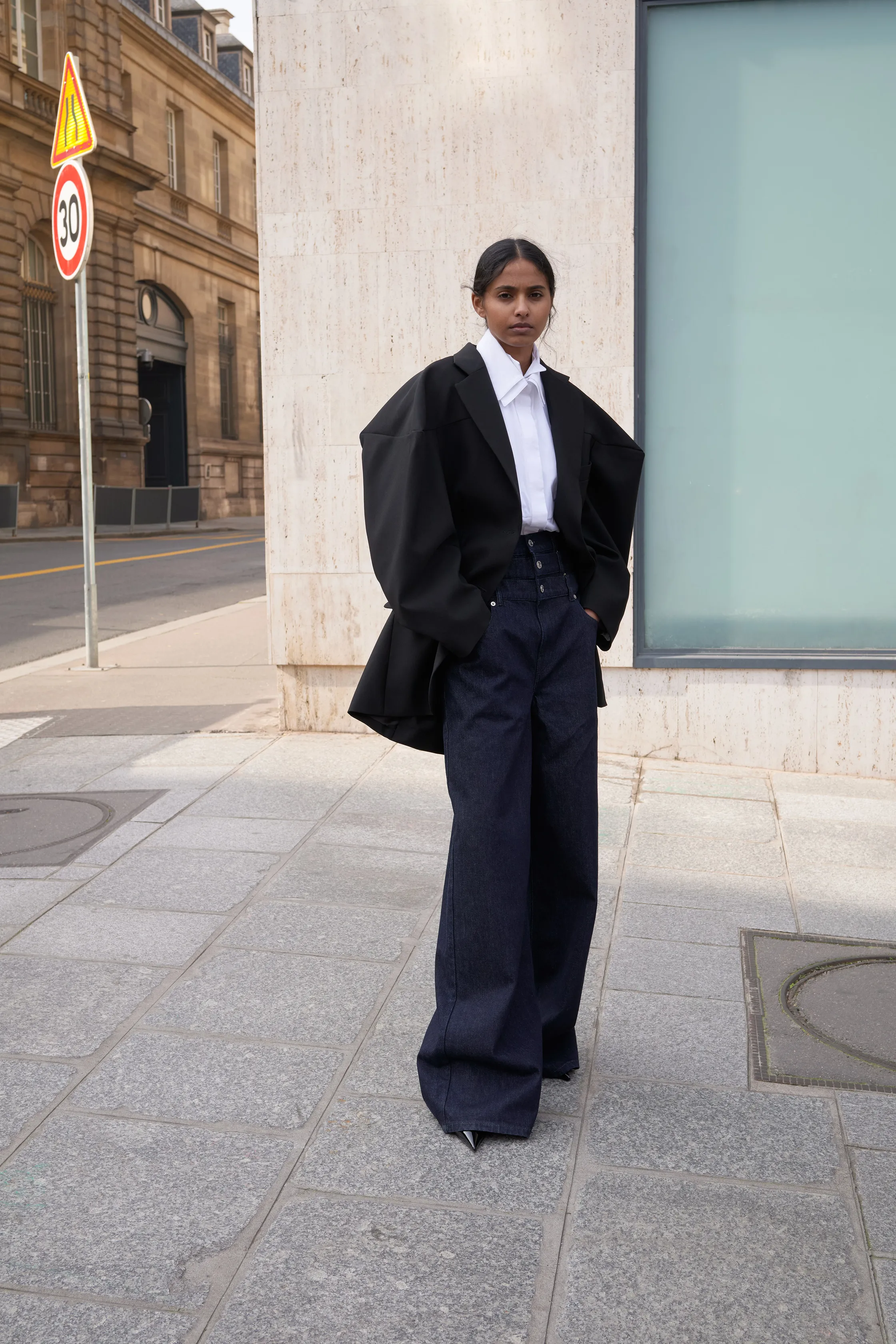 00007-viktor-and-rolf-fall-2025-ready-to-wear-credit-alessandro-furchino-capria-brand