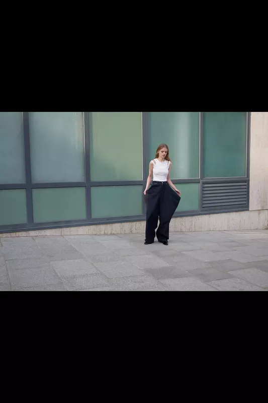 00006-viktor-and-rolf-fall-2025-ready-to-wear-credit-alessandro-furchino-capria-brand