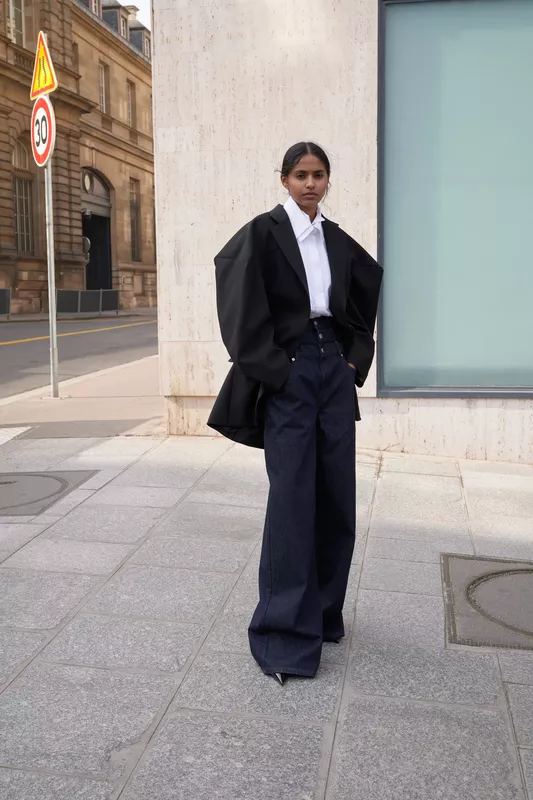 00007-viktor-and-rolf-fall-2025-ready-to-wear-credit-alessandro-furchino-capria-brand